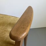 Fauteuil moderne du milieu du siècle restauré en tissu velours jaune et cadre en bois clair