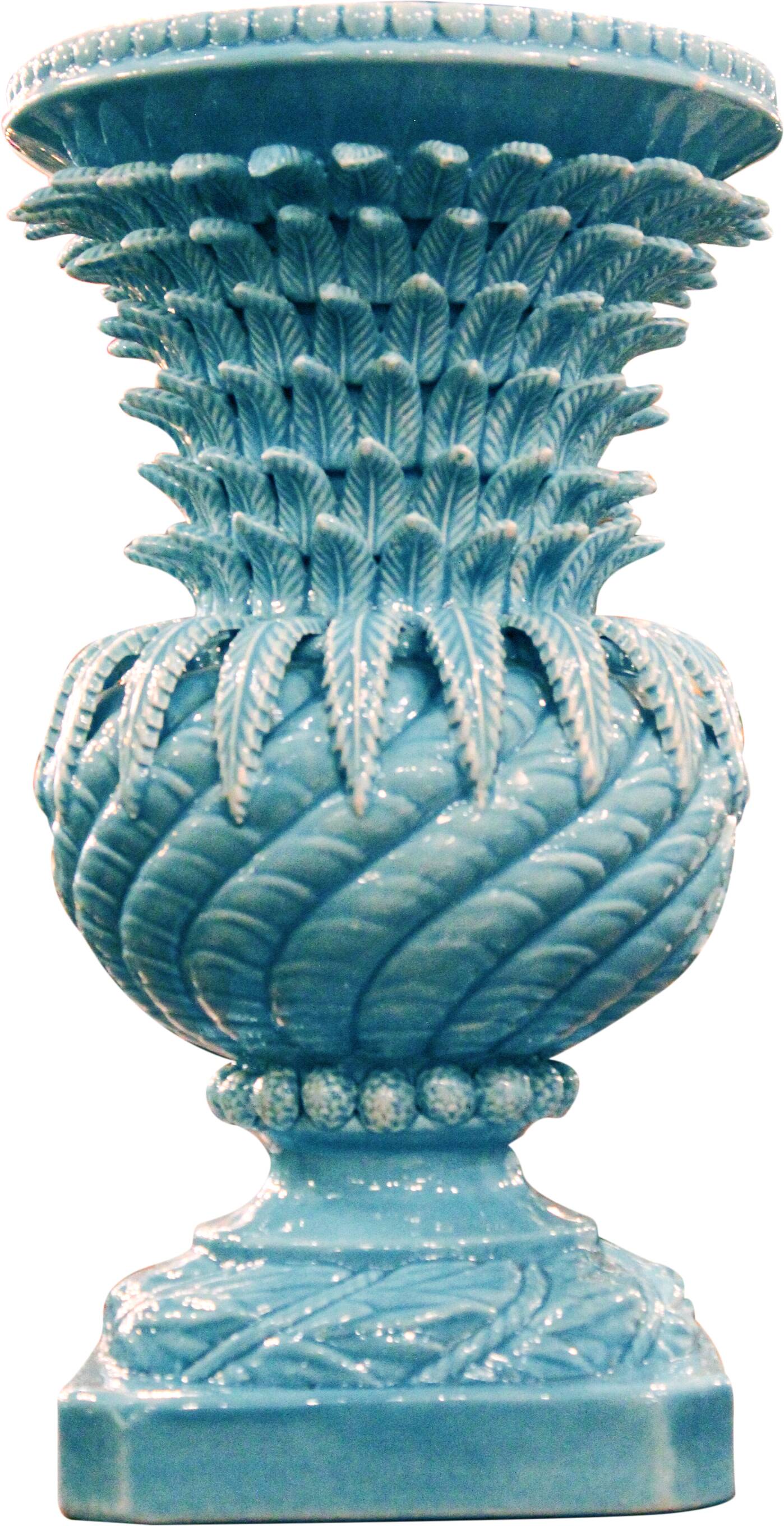 Ceramic vase from Manises with a floral decoration.