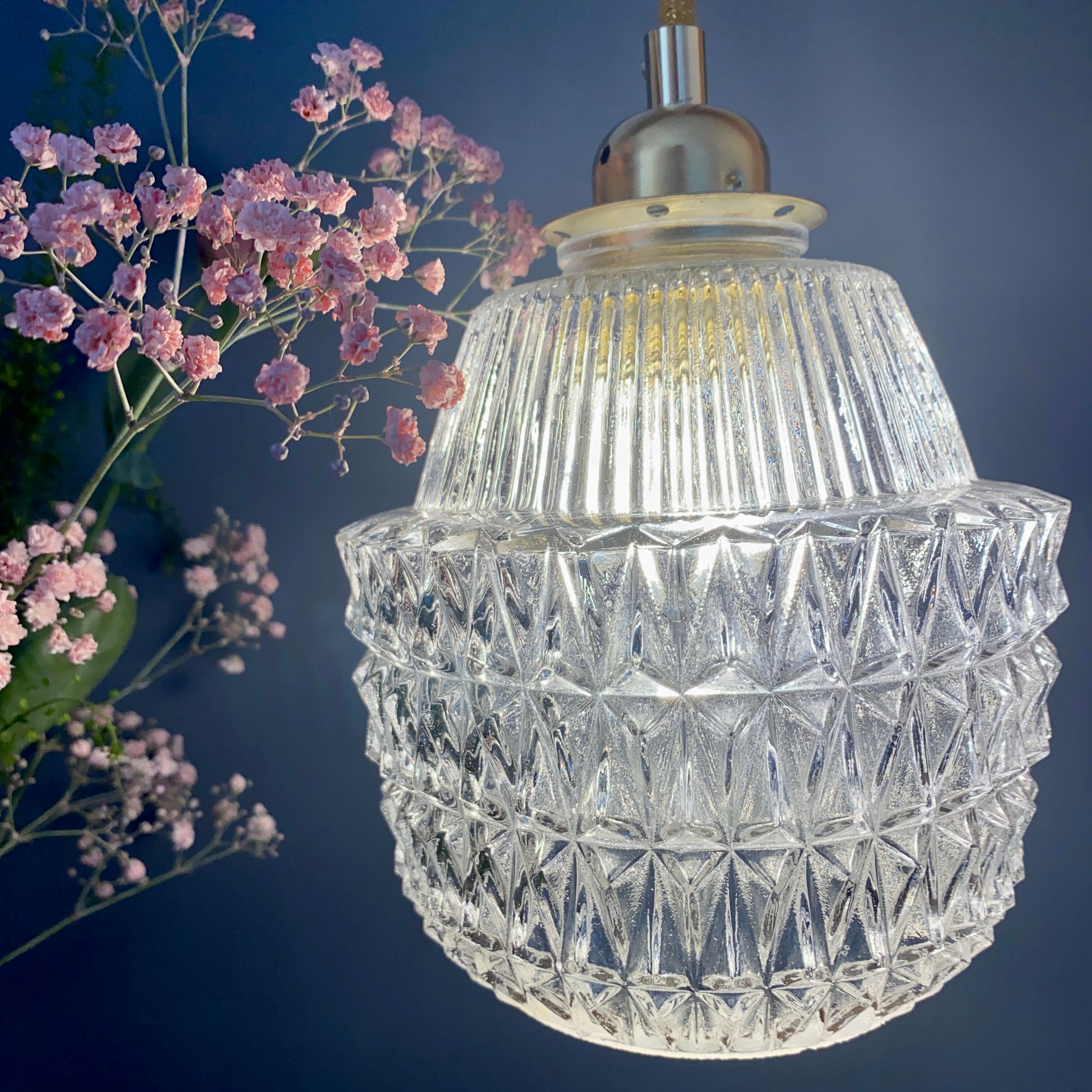 Suspension globe vintage en verre moulé transparent