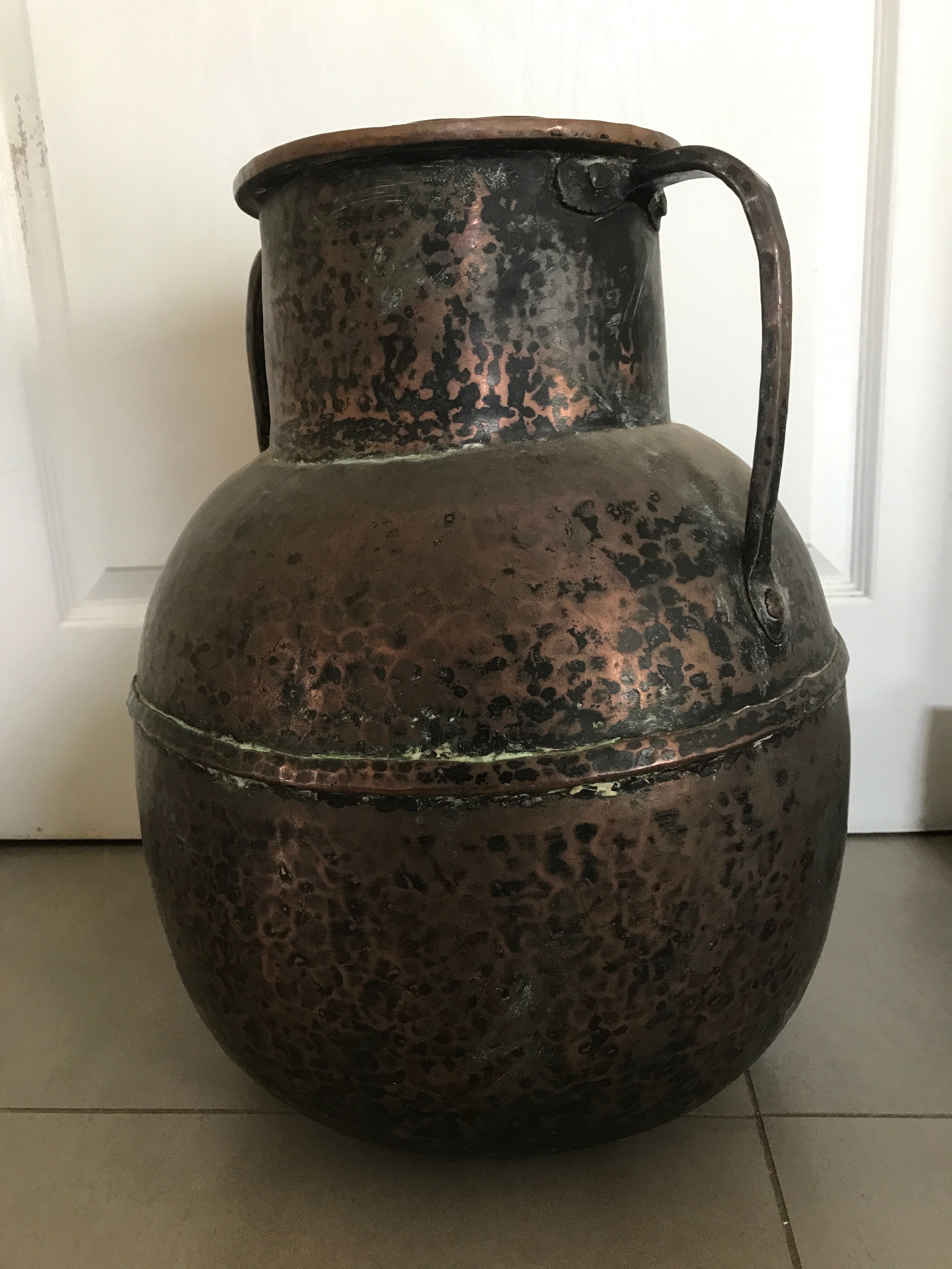 Jar jug with old coves in hammered copper middle east deco xixème