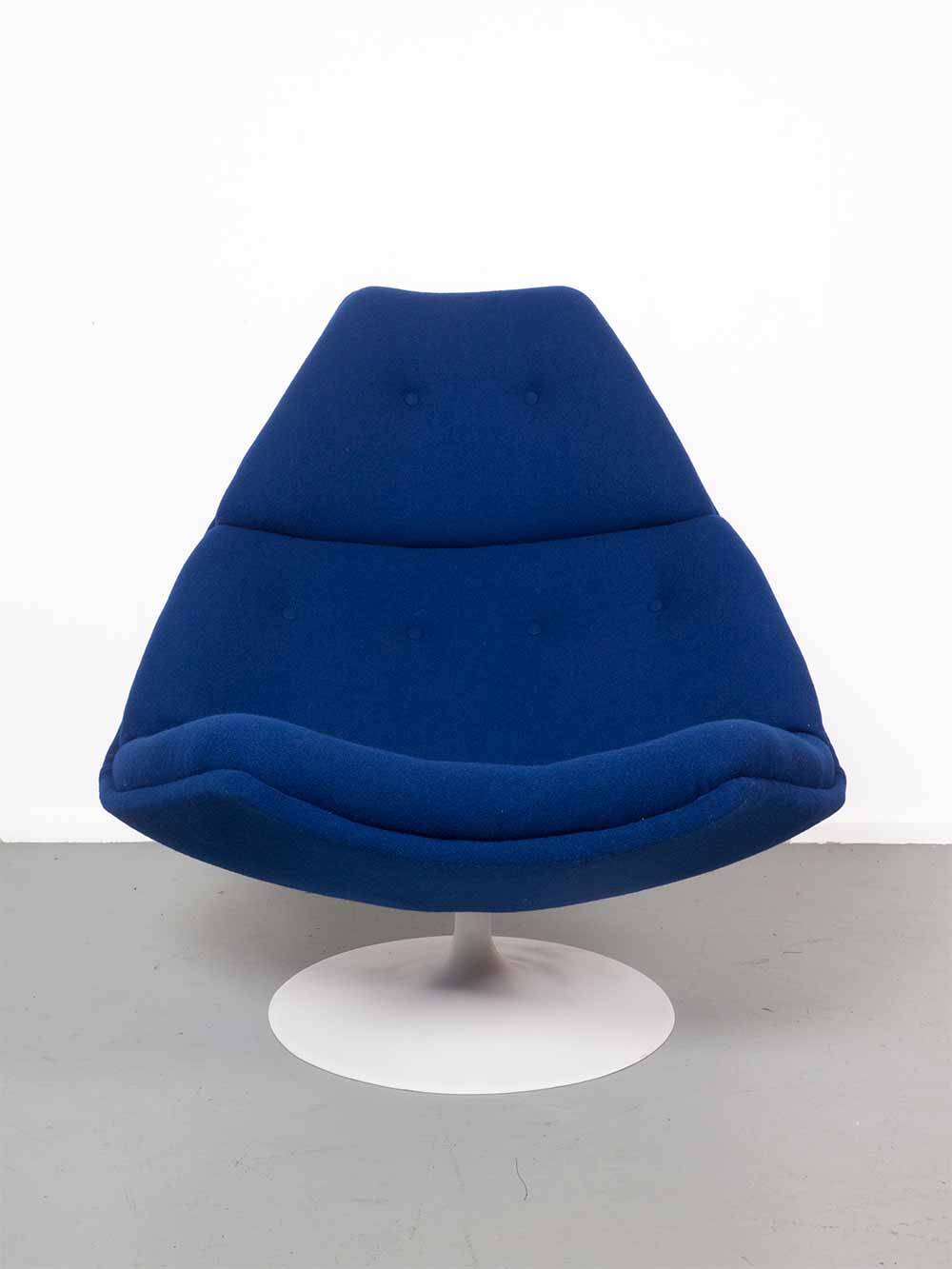 Blue Artifort swivel chair F590 – Geoffrey D. Harcourt