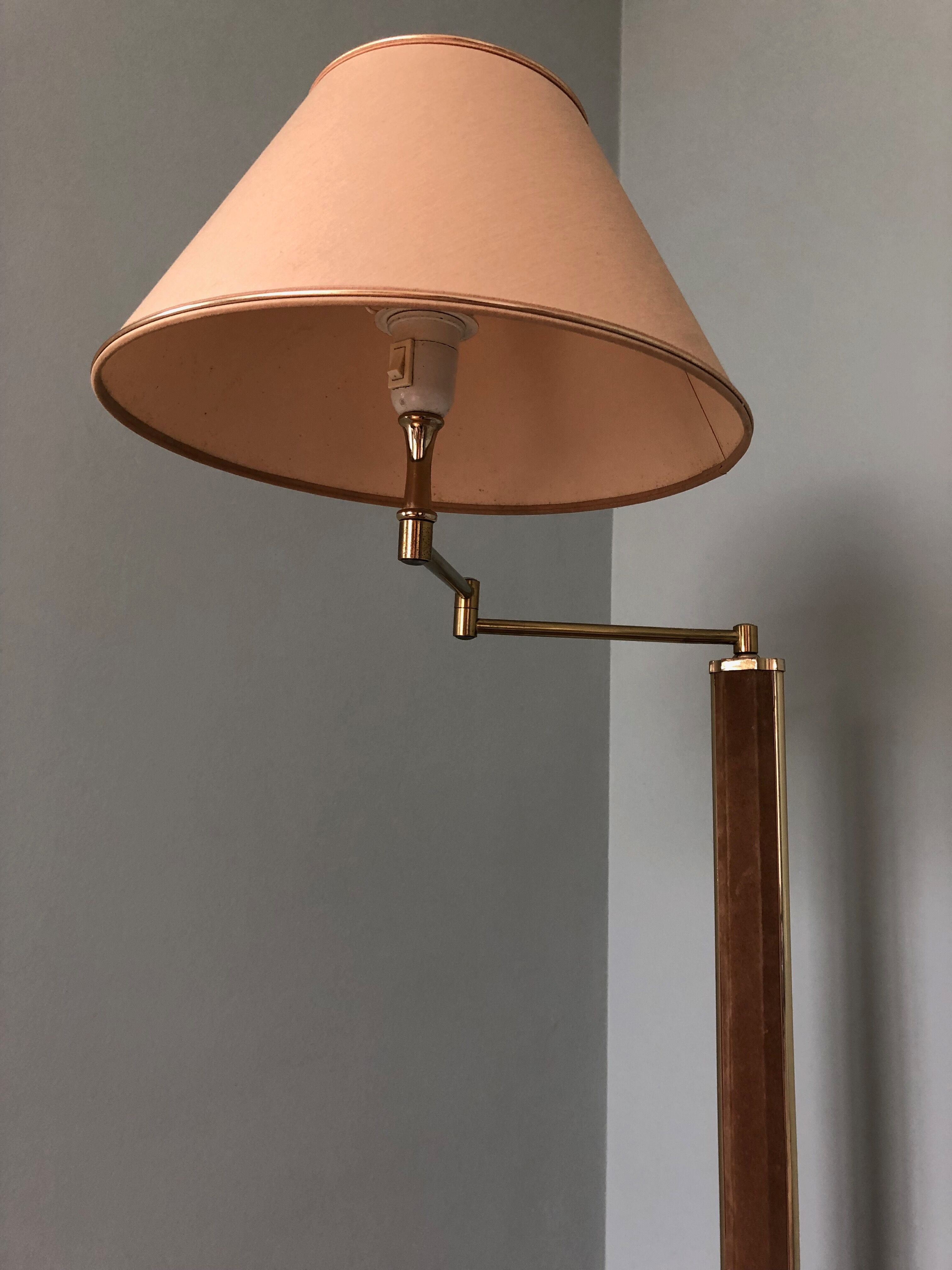 Articulated floor lamp in brass and velvet