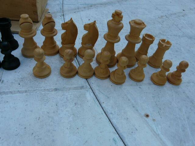 Vintage Staunton chess set in solid boxwood – Size 2 in its box.