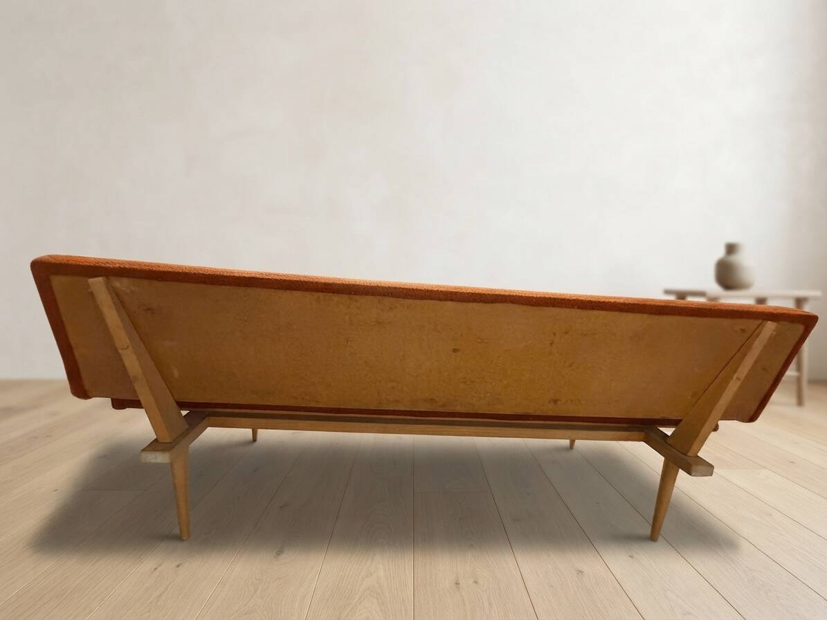 Lit de jour pliant des années 50 par Miroslav Navrátil, revêtement orange, années 1960, Tchécoslovaquie, 186 × 60 × 72 cm