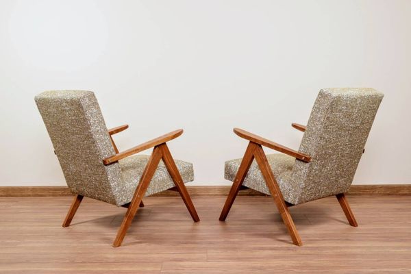 Fauteuil vintage en bois, chaise de salon avec tapisserie en tresse verte.