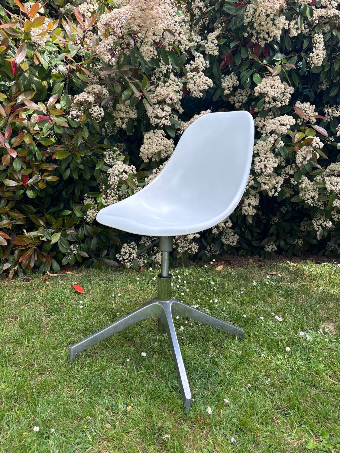 Swivel tulip chair