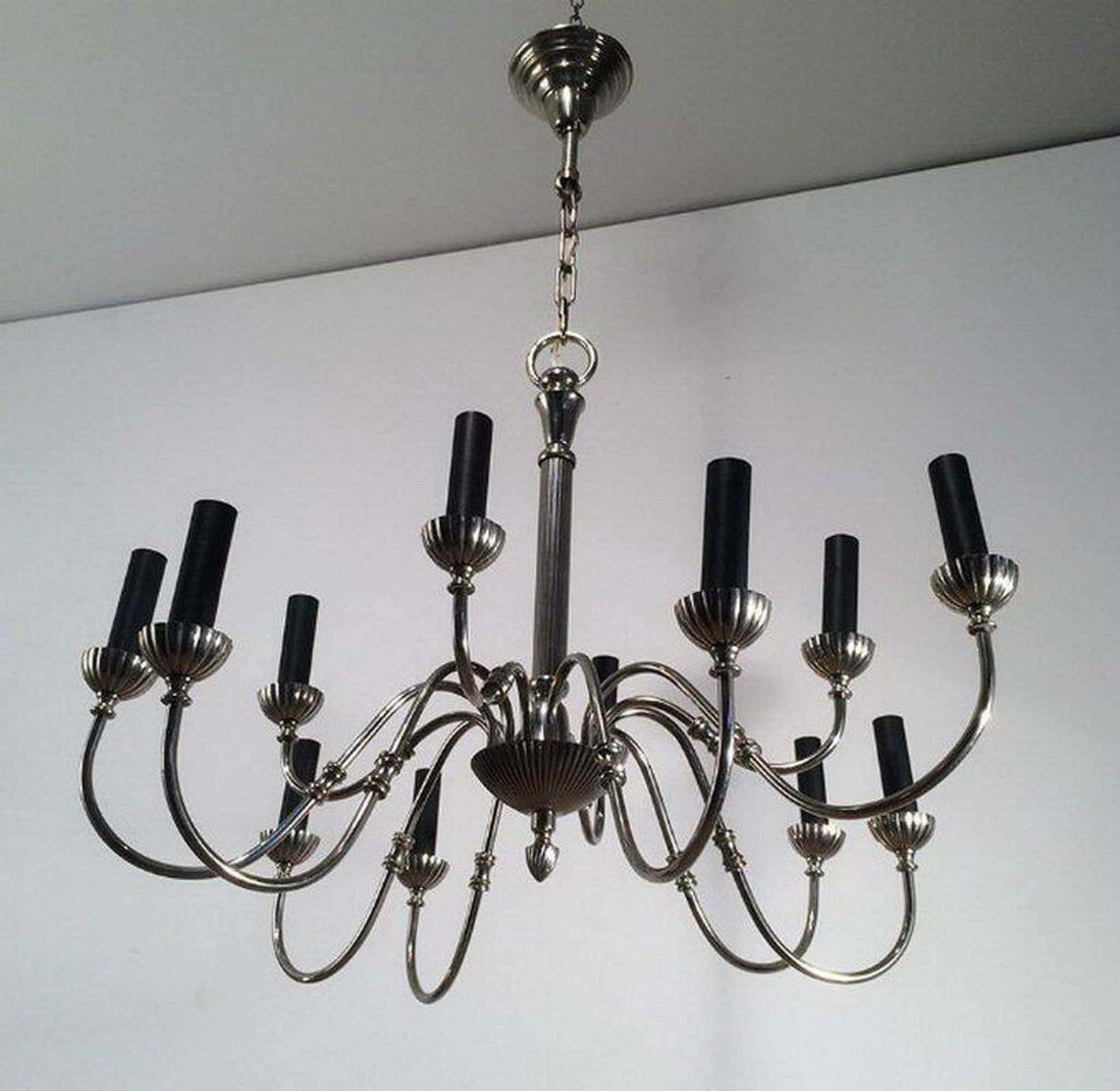 Lustre de style néoclassique en métal argenté à 12 bras de lumière