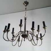 Lustre de style néoclassique en métal argenté à 12 bras de lumière