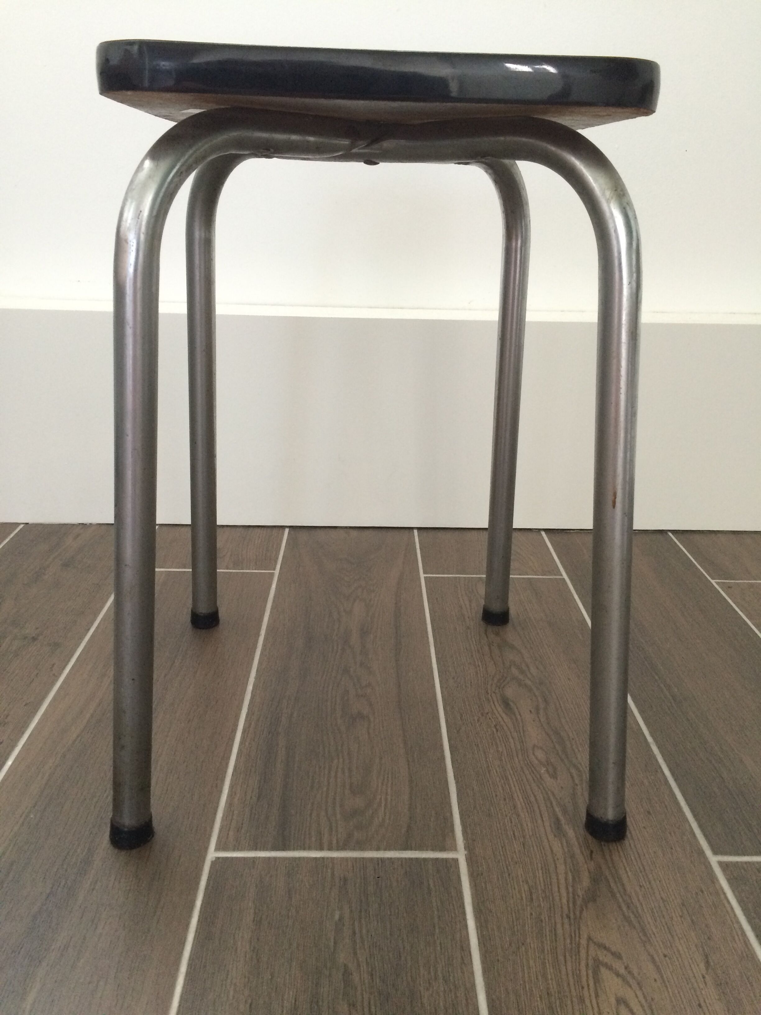 Tabouret en formica jaune
