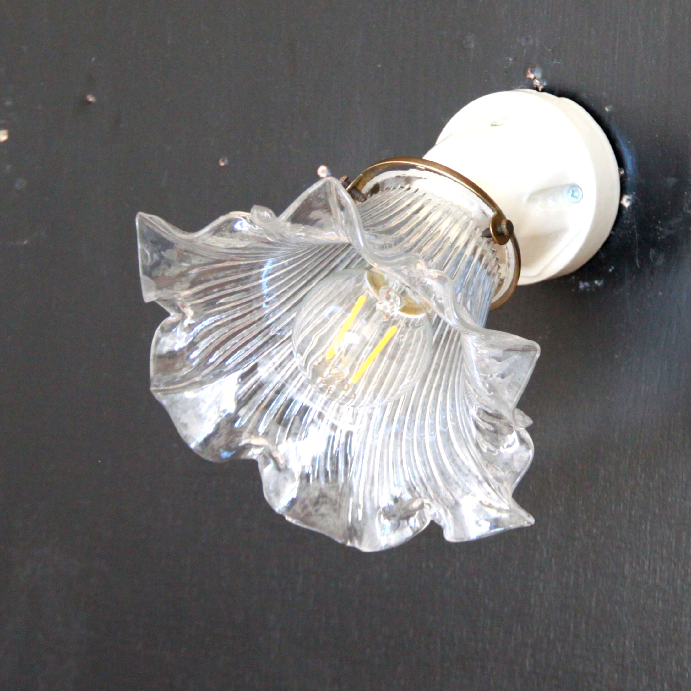 Ancienne applique en céramique et sa tulipe en verre vintage