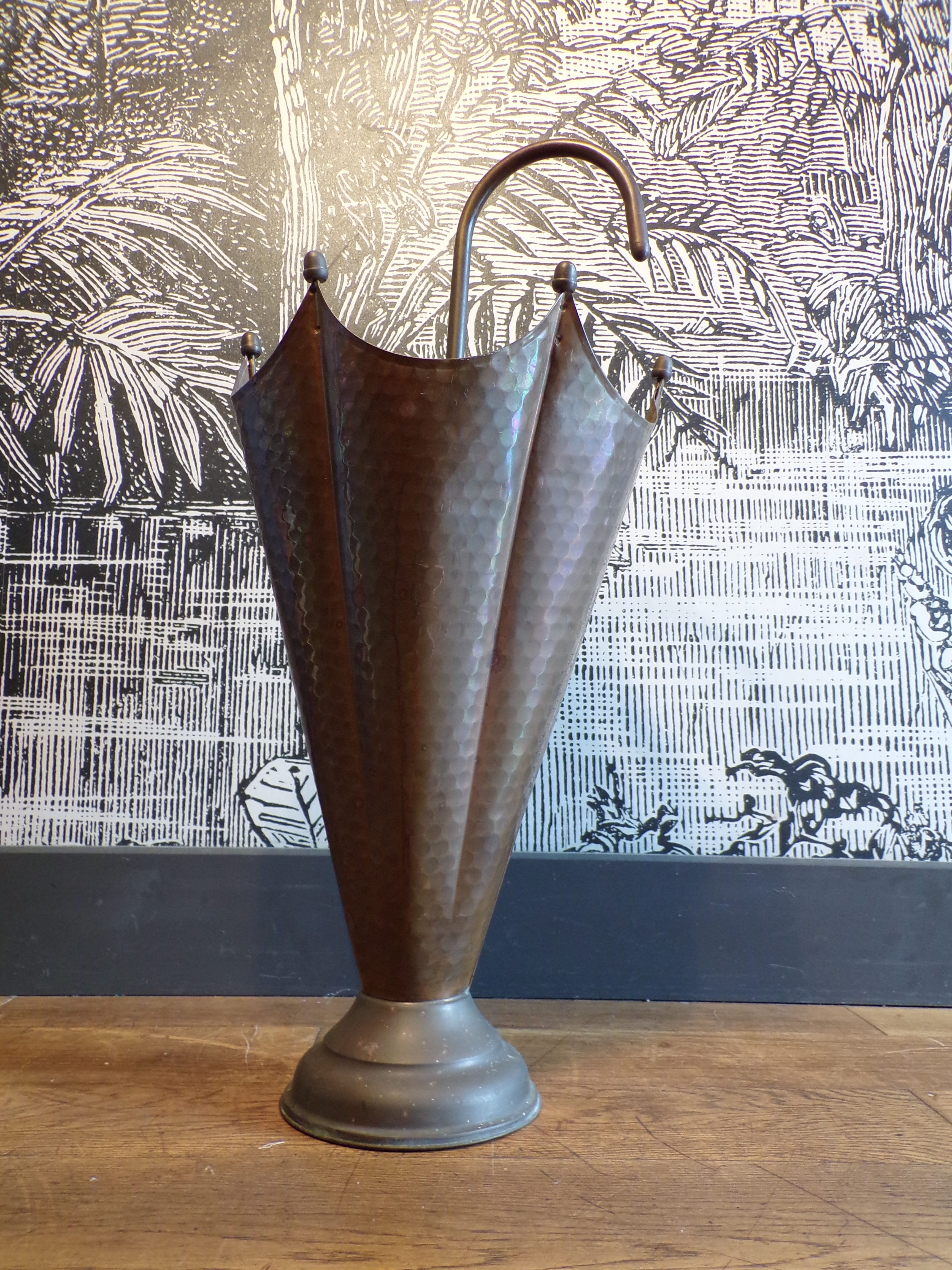 Umbrella door in the shape of an umbrella