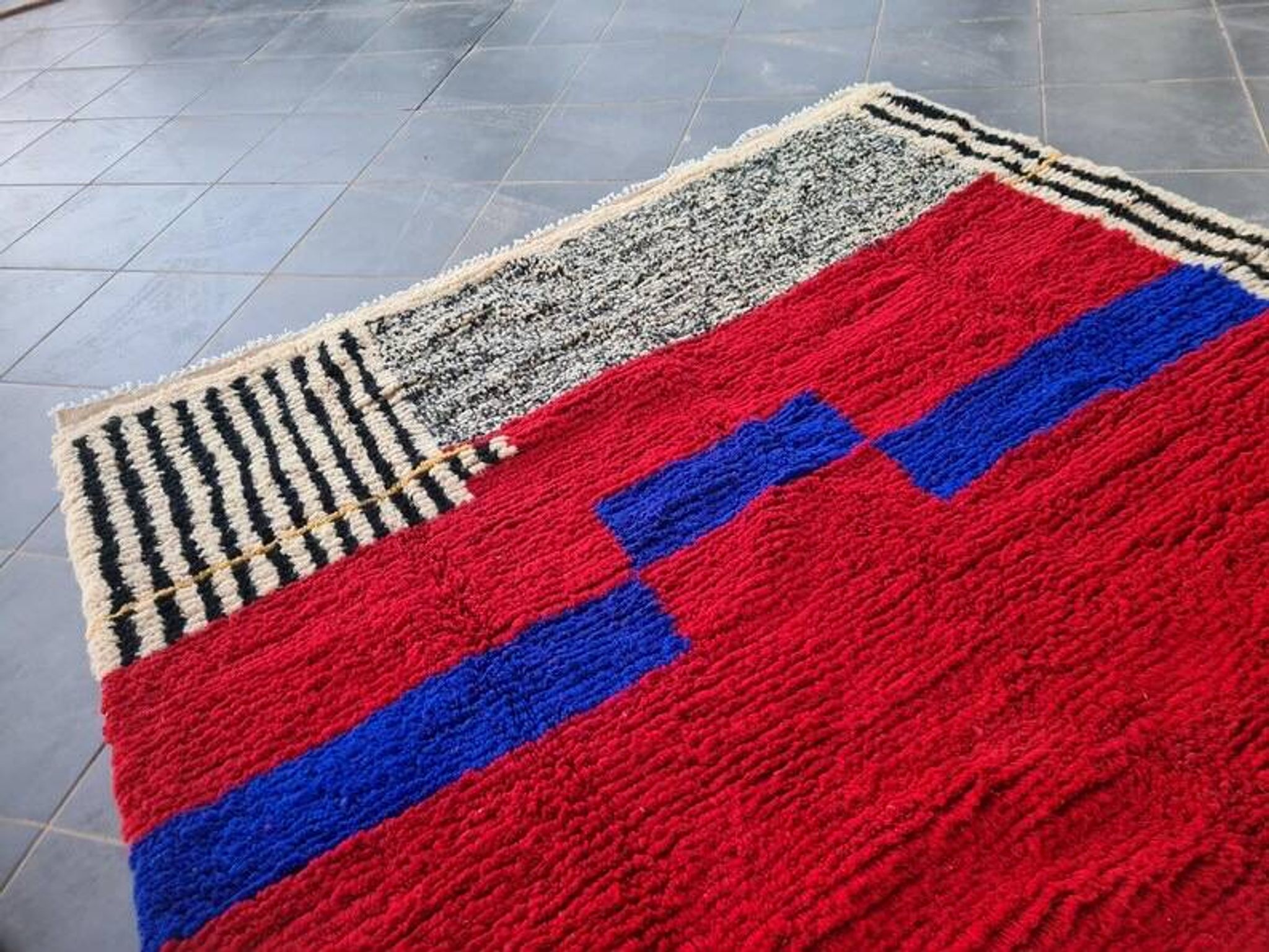 Tapis en laine naturel traditionnelle à motifs colorés taille 2/3 m
