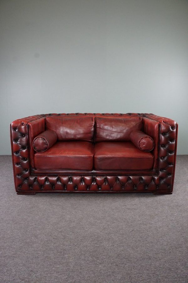 Chesterfield sofa in red cowhide leather, 2.5 seats
