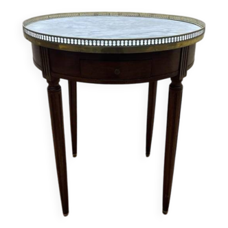 Table bouillotte de style Louis XVI en acajou et marbre.