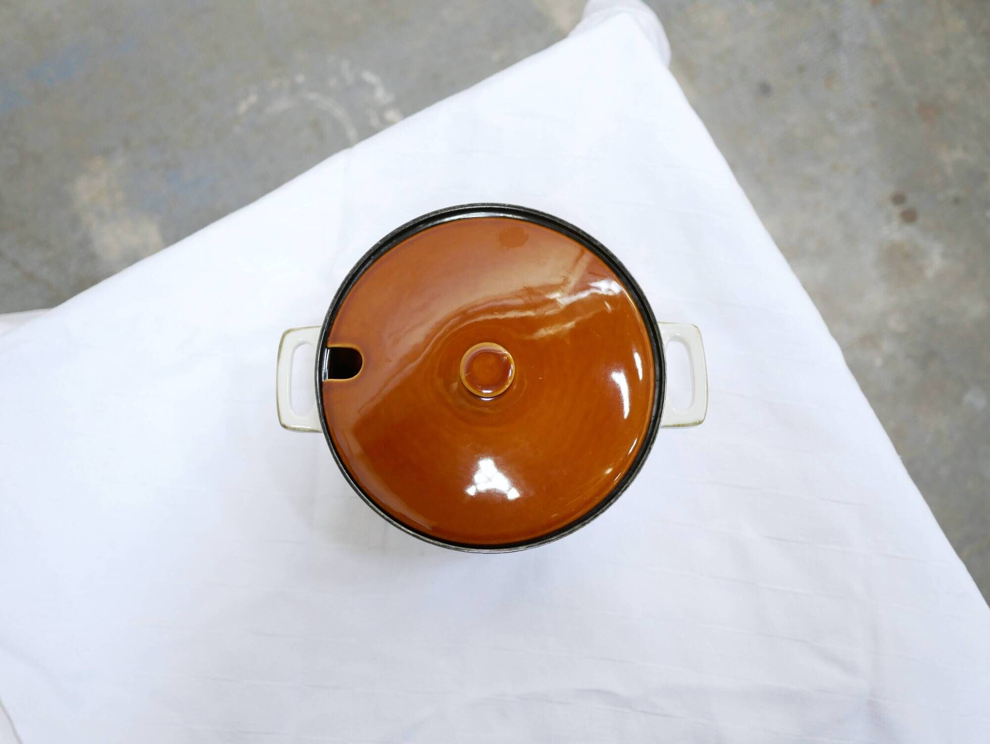 Plat avec couvercle soupière vintage édité par Boch La Louvière