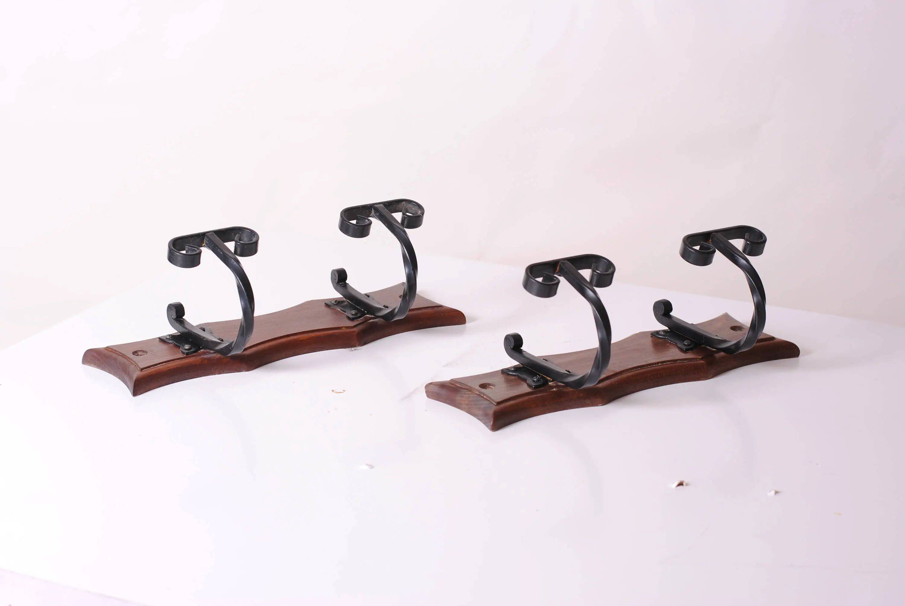 portes manteau en bois et fer forgé, lot de deux