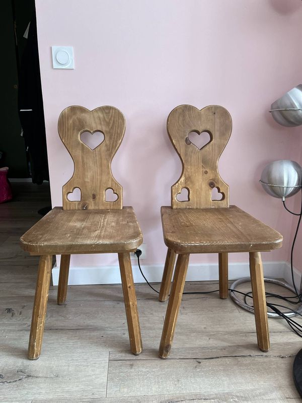 Paire de chaises en bois vintage style chalet alpin.
