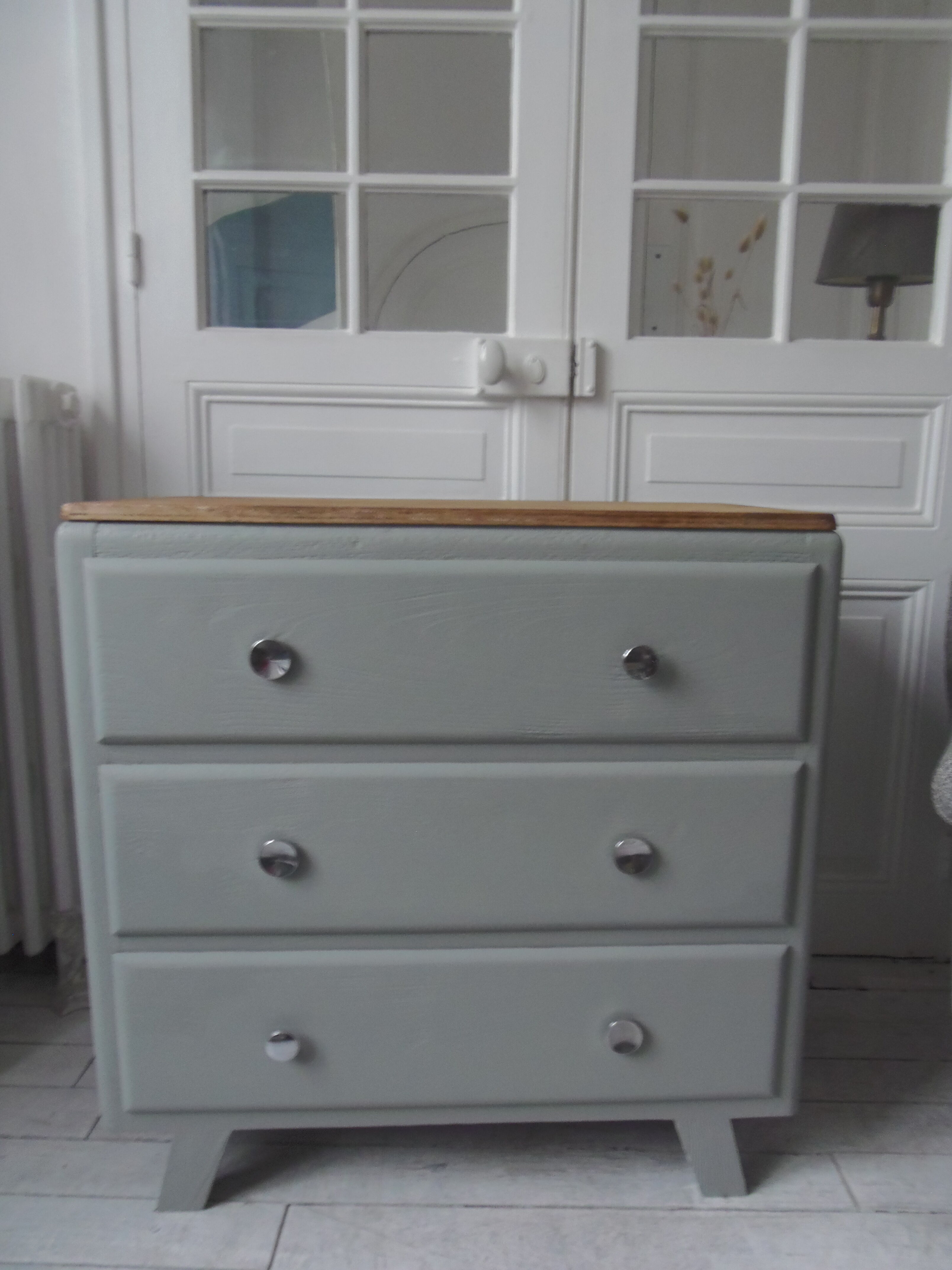 Compass feet vintage gray green, 3 drawers, wooden tray.