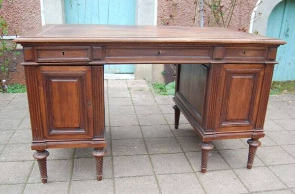 Bureau à caisson Napoléon III en noyer du 19e siècle