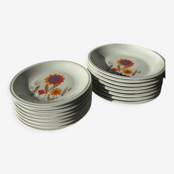 Ensemble vintage d'assiettes porcelaine de Sologne à motif floral stylisé
