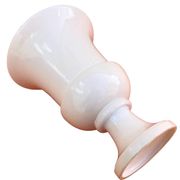 Vase sur piédouche en céramique blanche émaillée