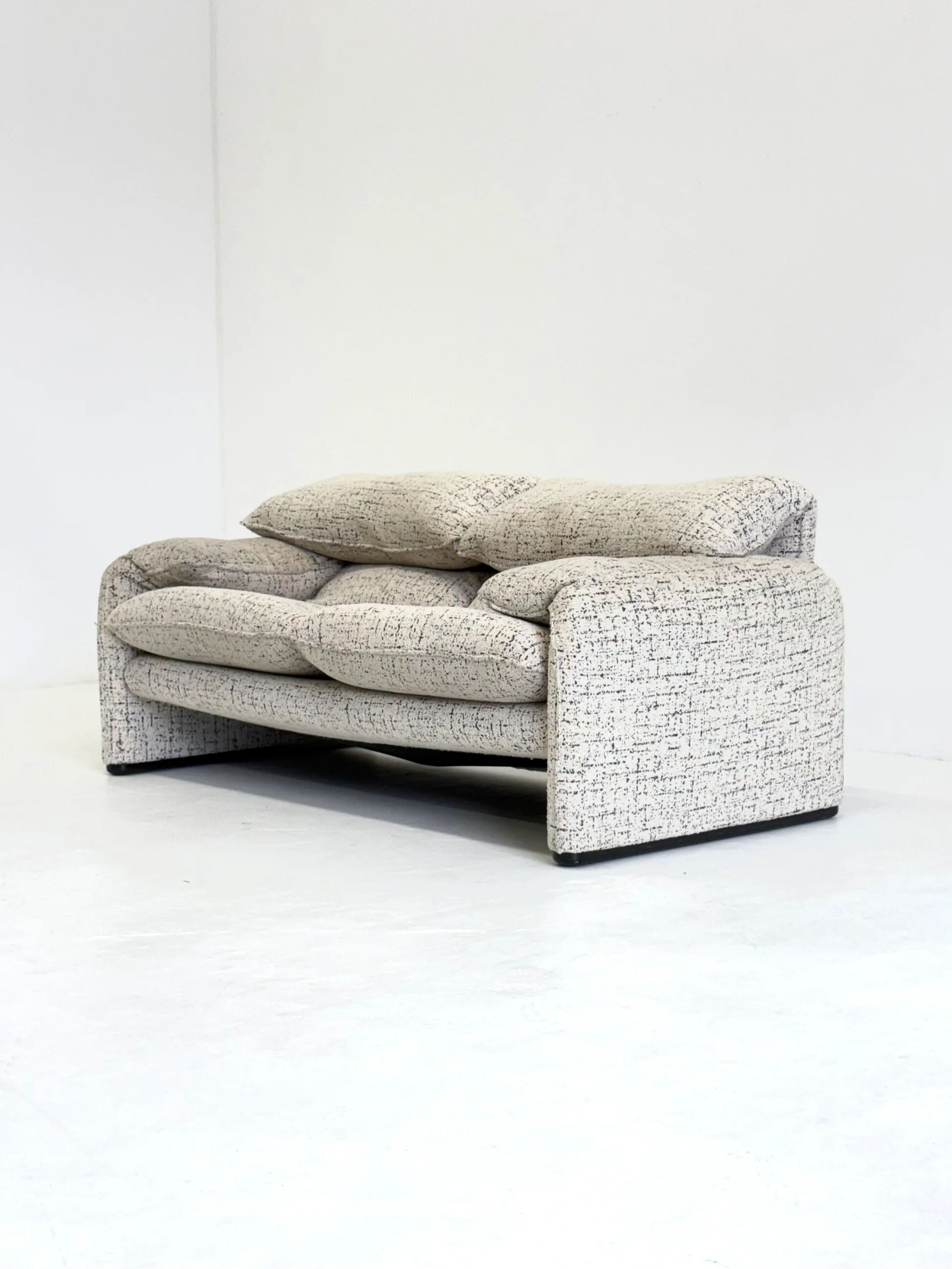 Cassina Maralunga 2-seater sofa by Vico Magistretti off-white with subtle pattern