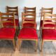 Suite de 6 chaises en chêne et assises de velours rouge