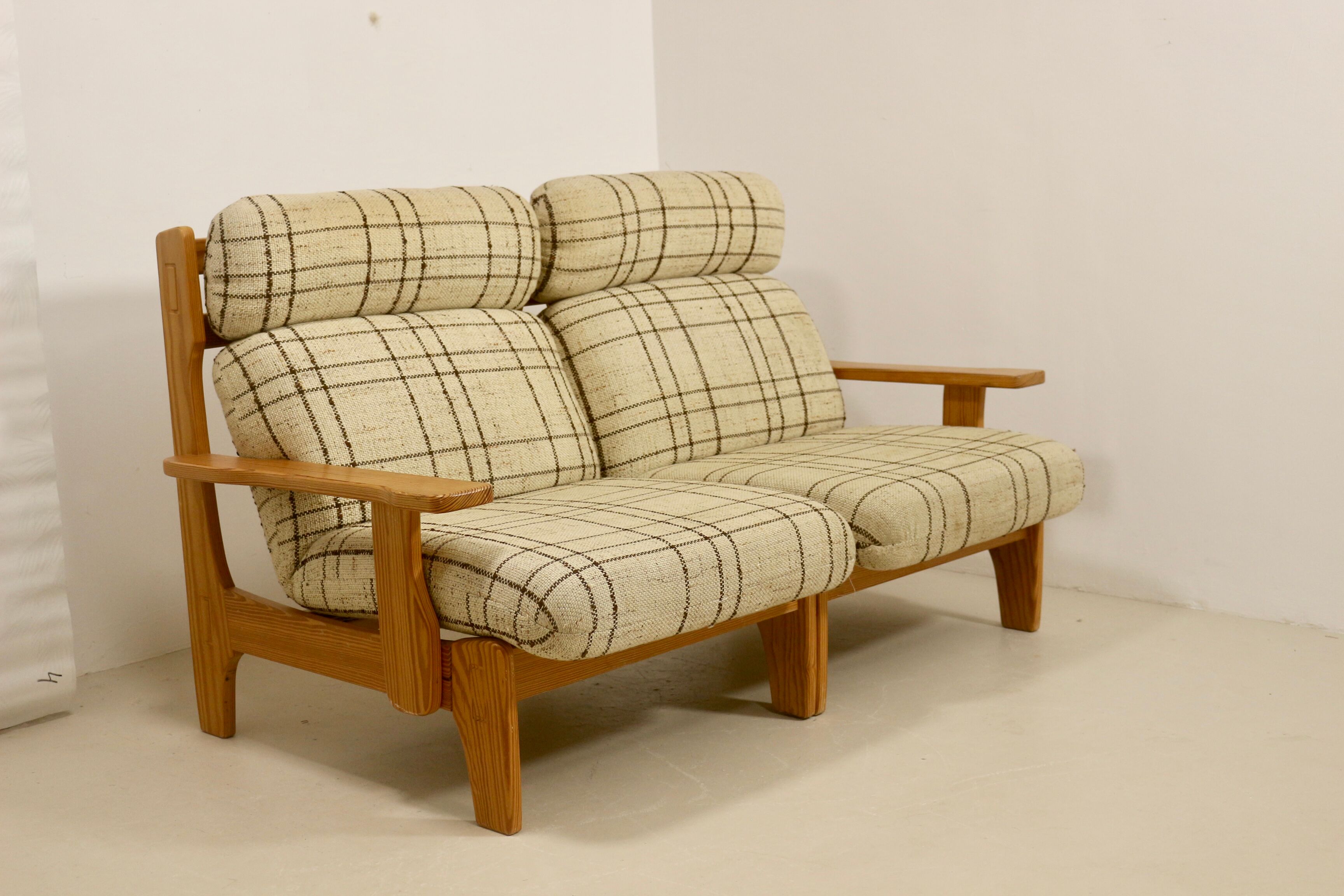 Sofa 2 places convertible into armchairs year 70-80 Solid pine.
