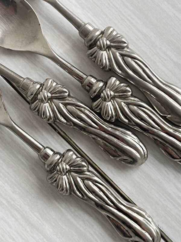 Petites cuillères anciennes motif nœud en métal