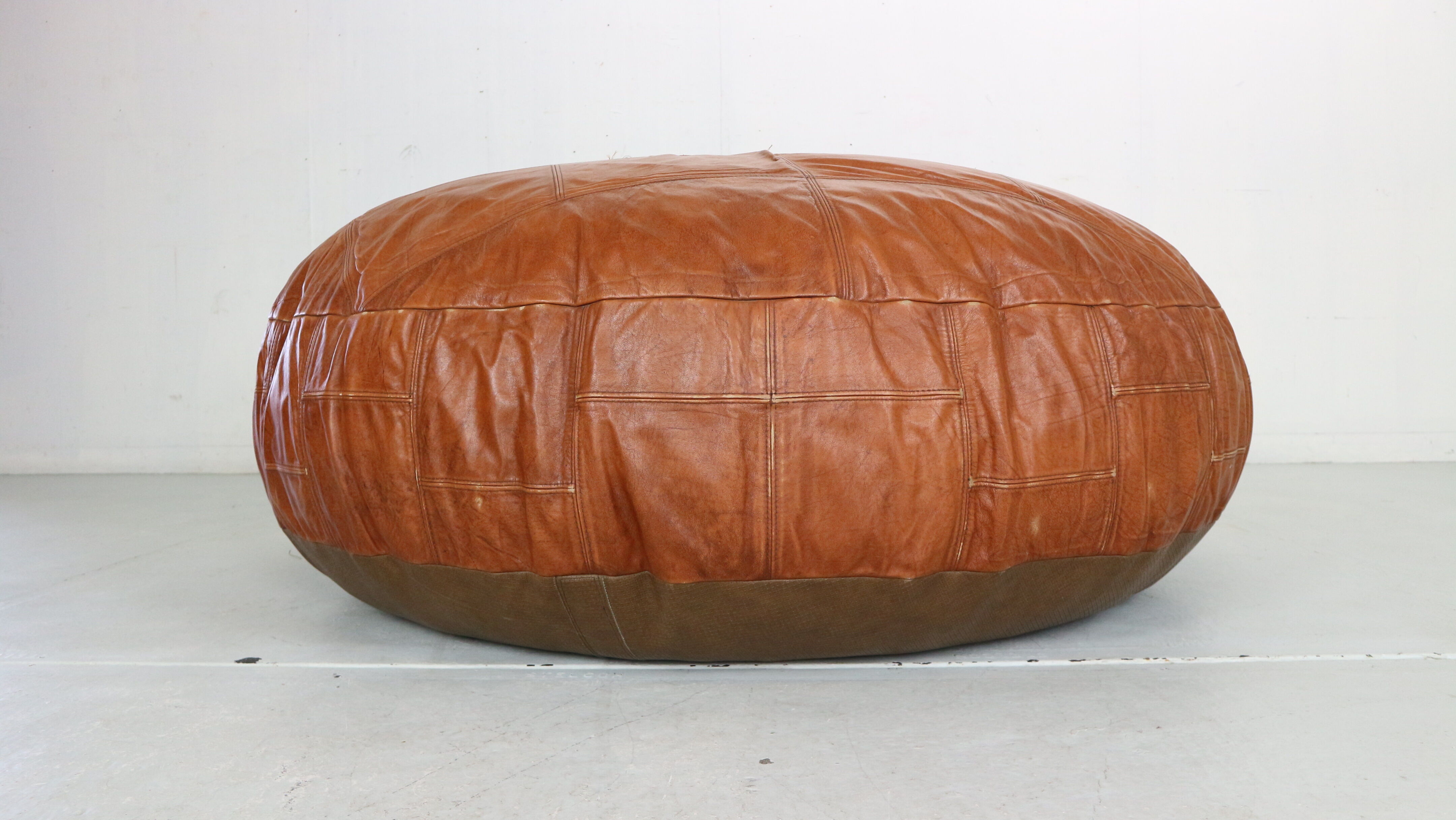 Pouf en cuir de couleur cognac 1960