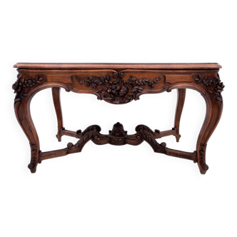 Table richement sculptée, France, fin du XIXe siècle.