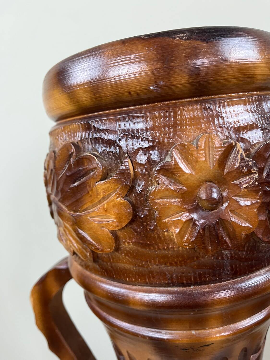 Important carved wooden jar