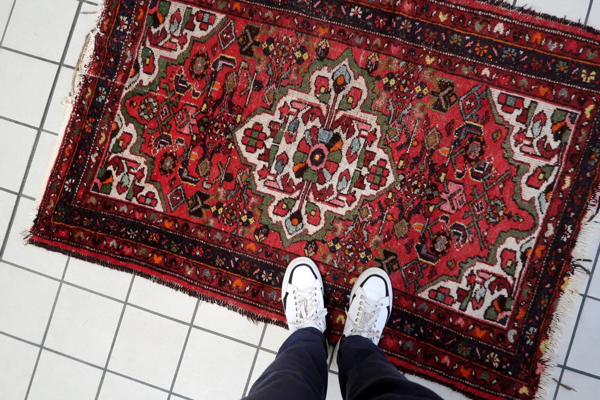 Antique 1920s Persian Hamadan rug, floral medallion, 104cm x 145cm