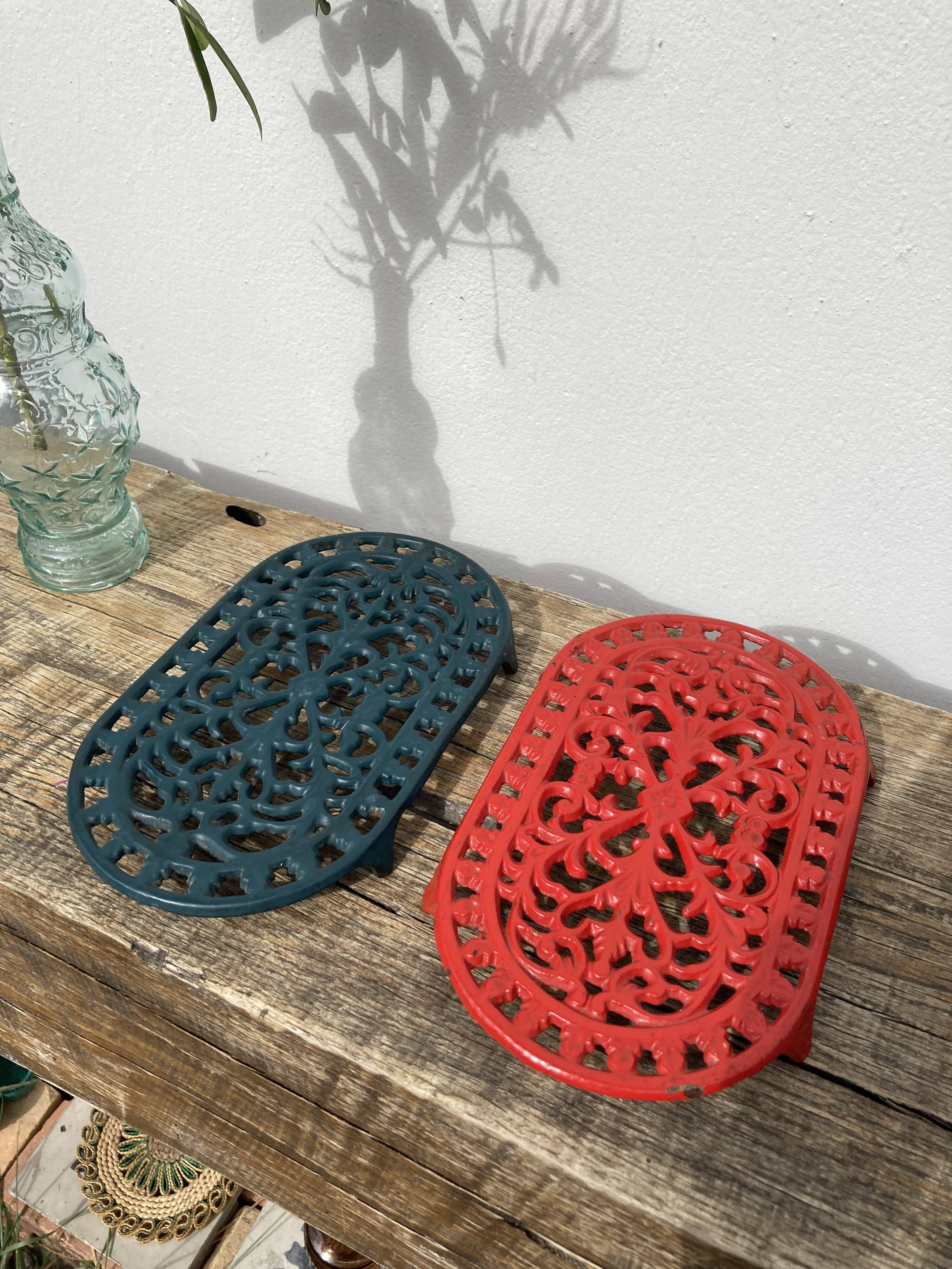 Duo of oval red and green cast iron trivets 60s 70s