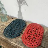 Duo of oval red and green cast iron trivets 60s 70s
