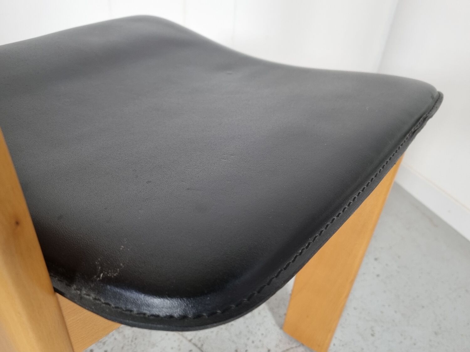 4 chaises  en cuir et bois , années 80