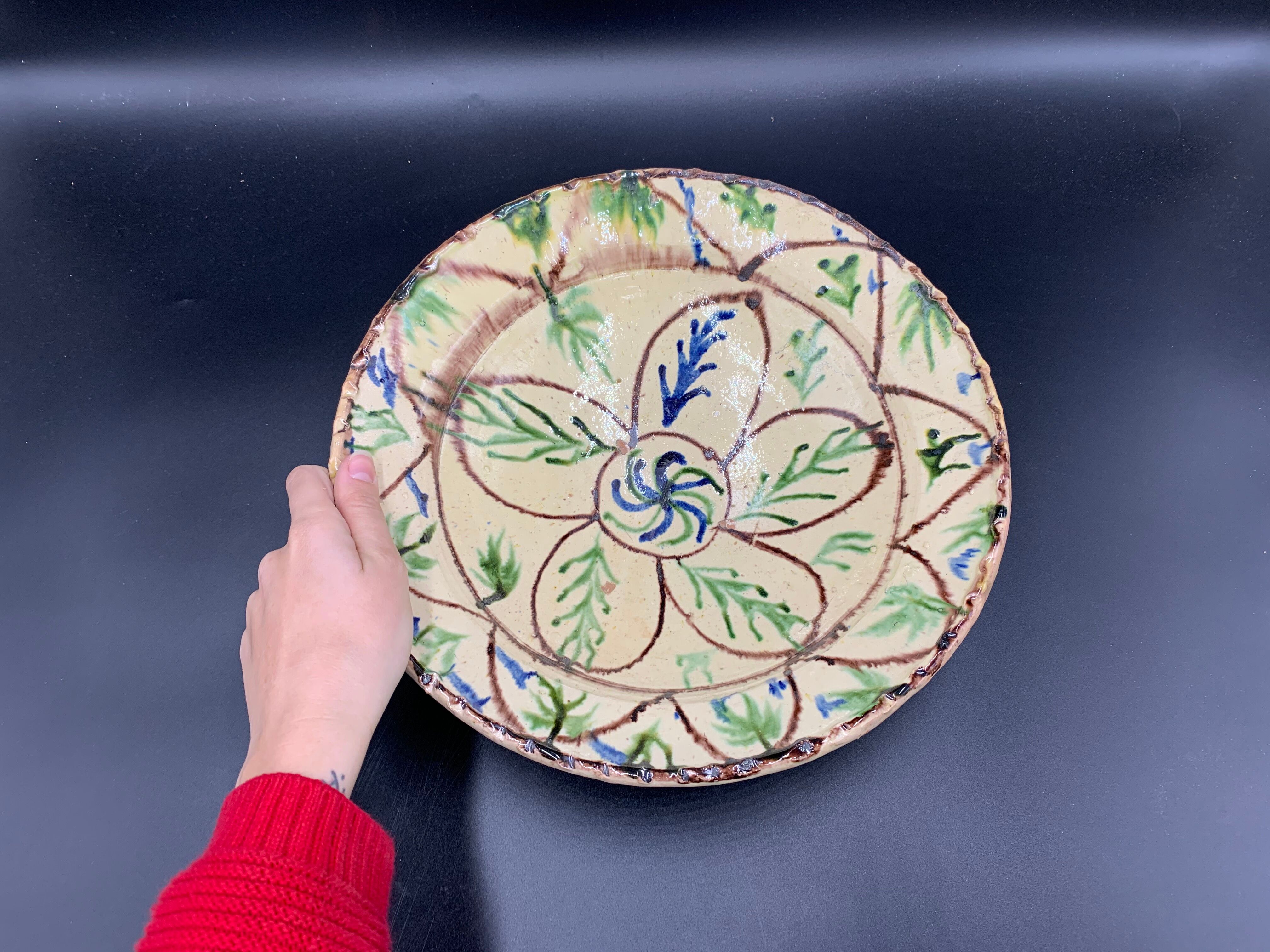 Ancien plat en terre-cuite vernissée à décor floral marron et vert sur engobe jaune, pakistan multan