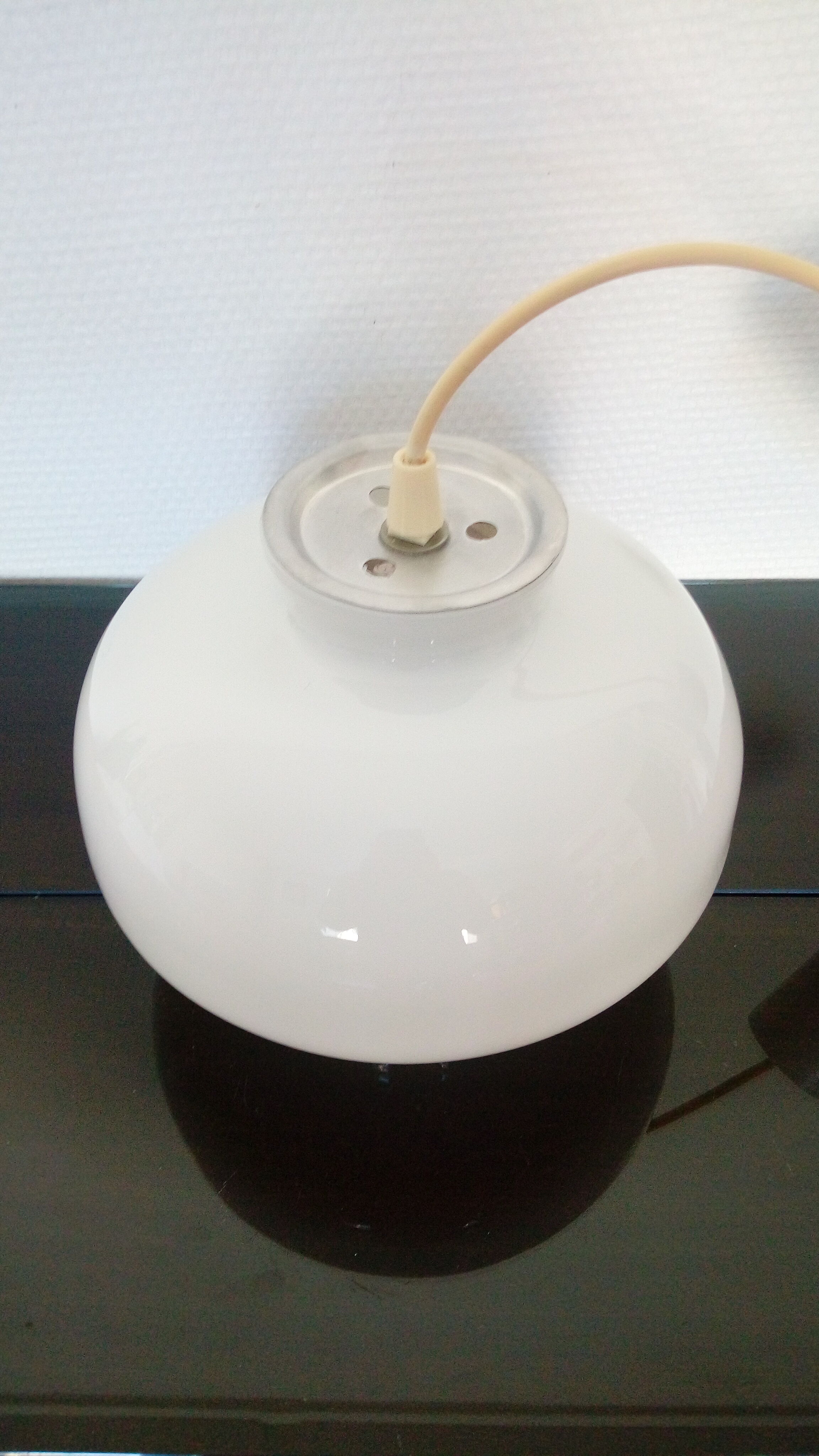 Suspension champignon vintage globe opaline blanche années 70