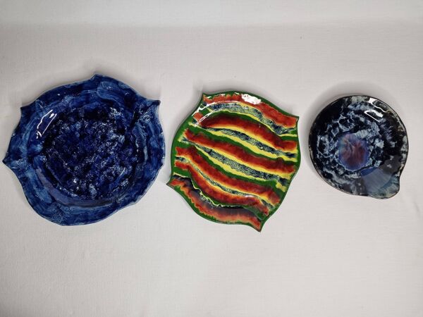 Suite d'assiettes décoratives vides poches en terre cuite émaillée signées ''Gerlou'', pièces uniques