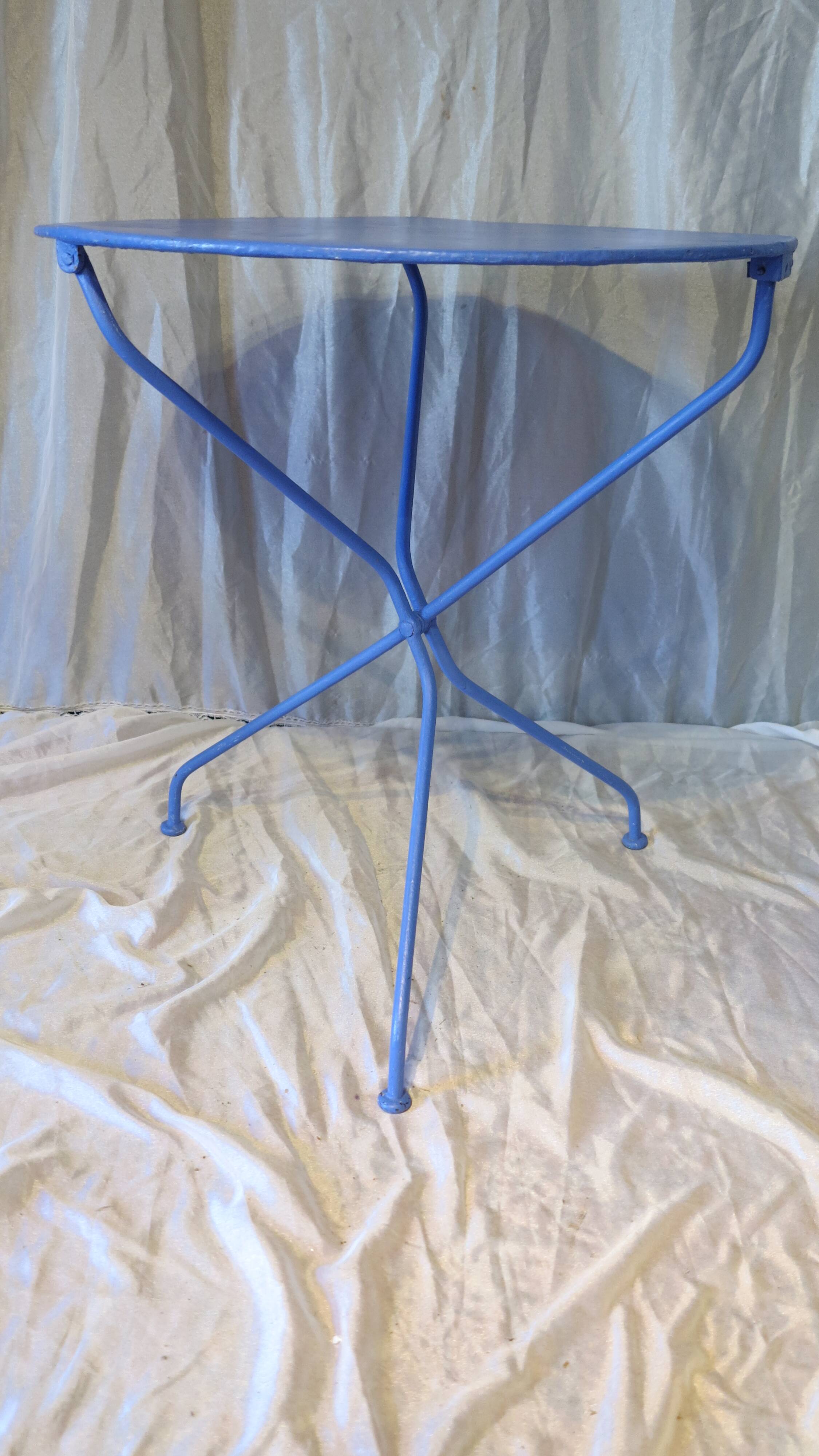 round outdoor table in ultramarine metal