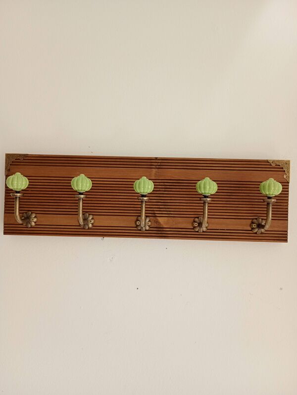 Porte-manteau mural 5 patères vert sauge bois teinté et métal patiné – 50cm