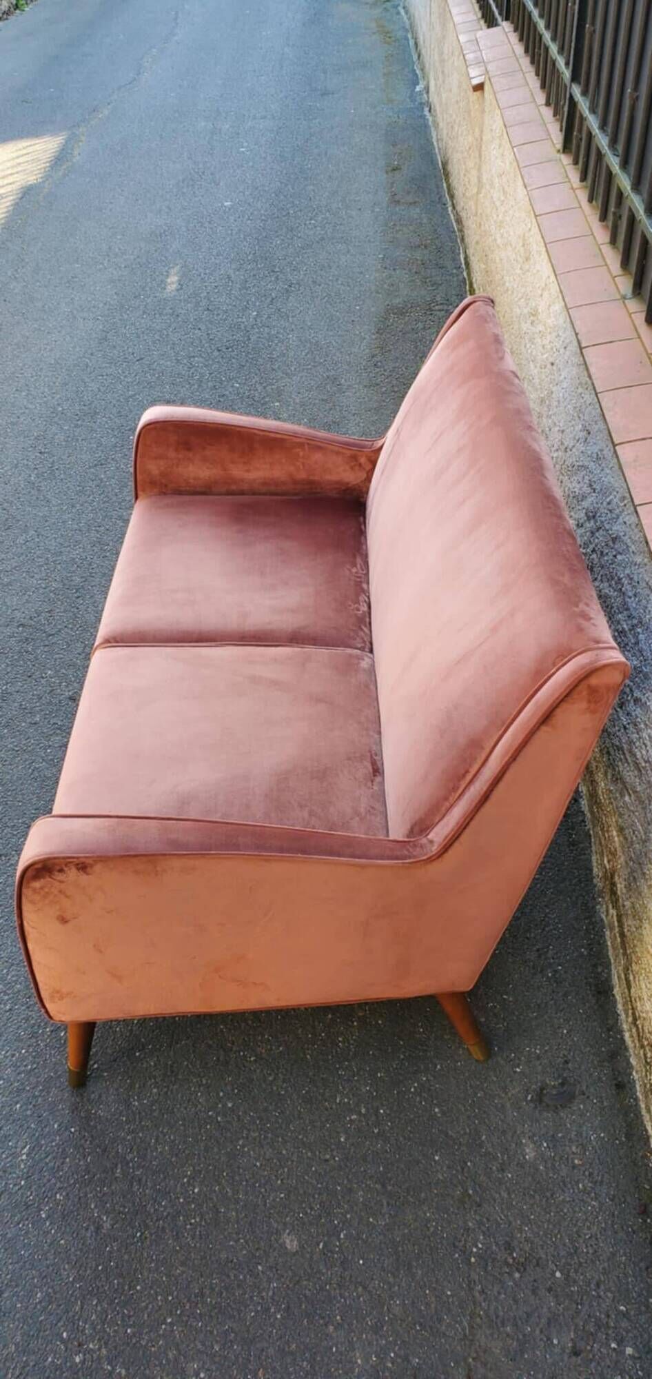 canapé 2 place en nubuck style 1950/60 pieds inclinés