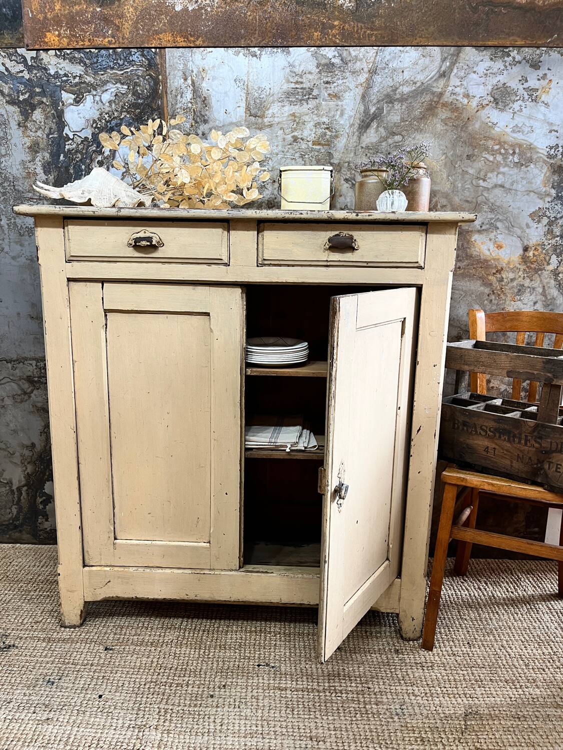 Parisian buffet in its pretty original patina