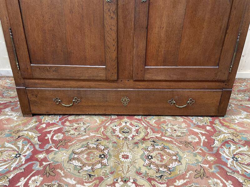 Armoire basse en chêne massif