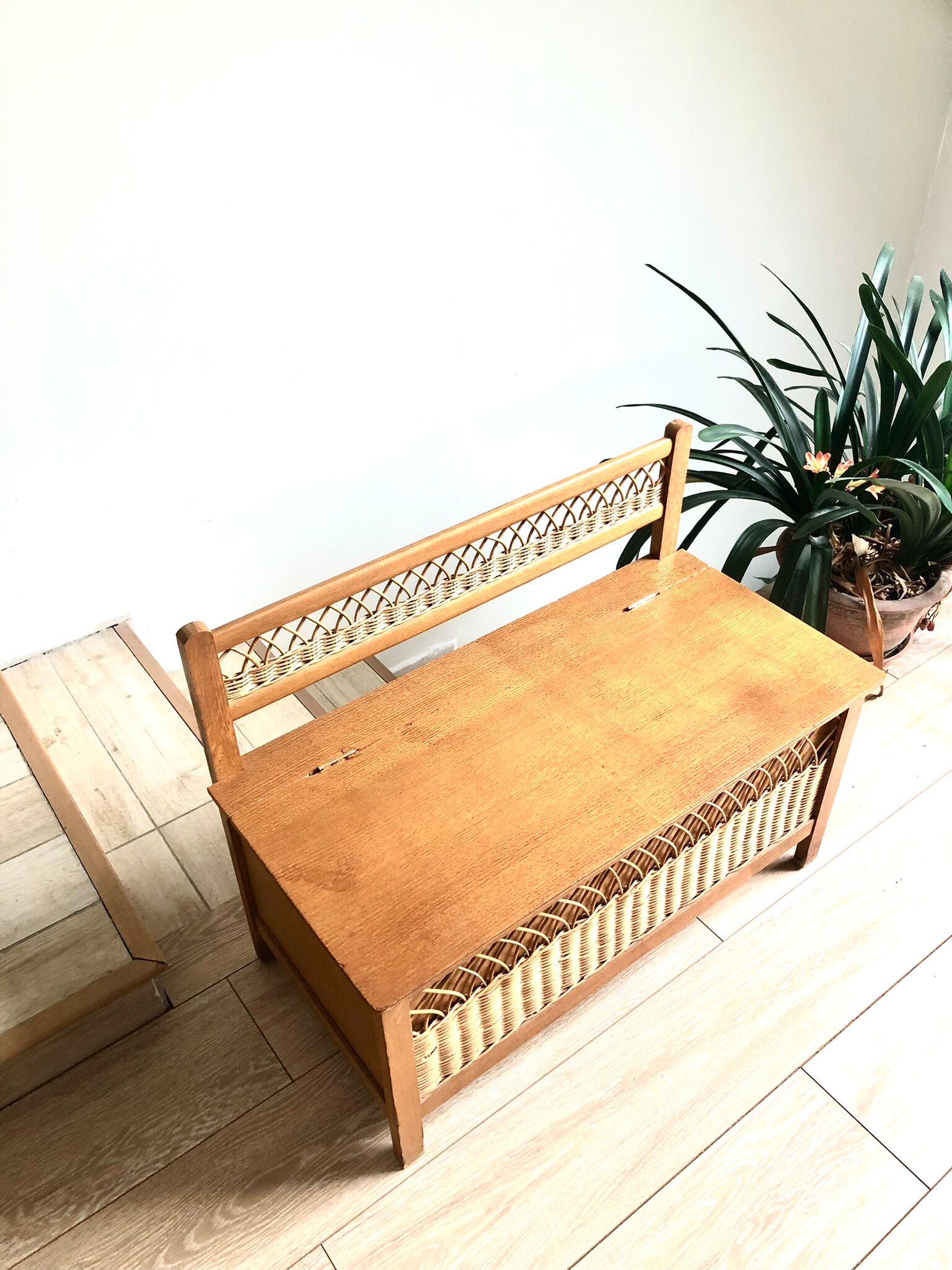 Coffre en bois et rotin