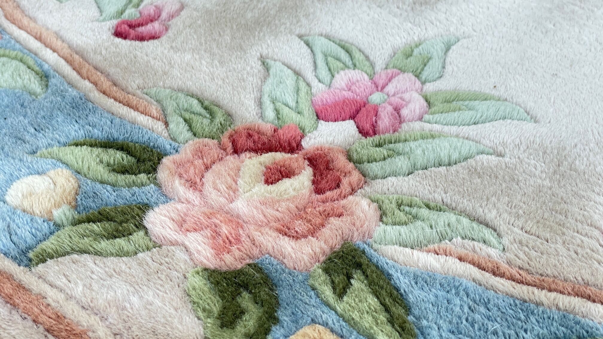 Vintage Chinese carpet round diam 180cm