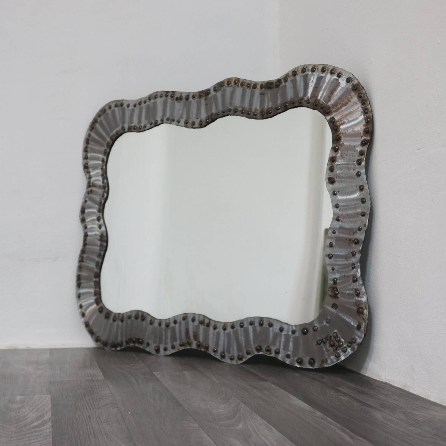 Specchio Da Parete Brutalist Borchiato In Metallo Anni 60 Design Moder