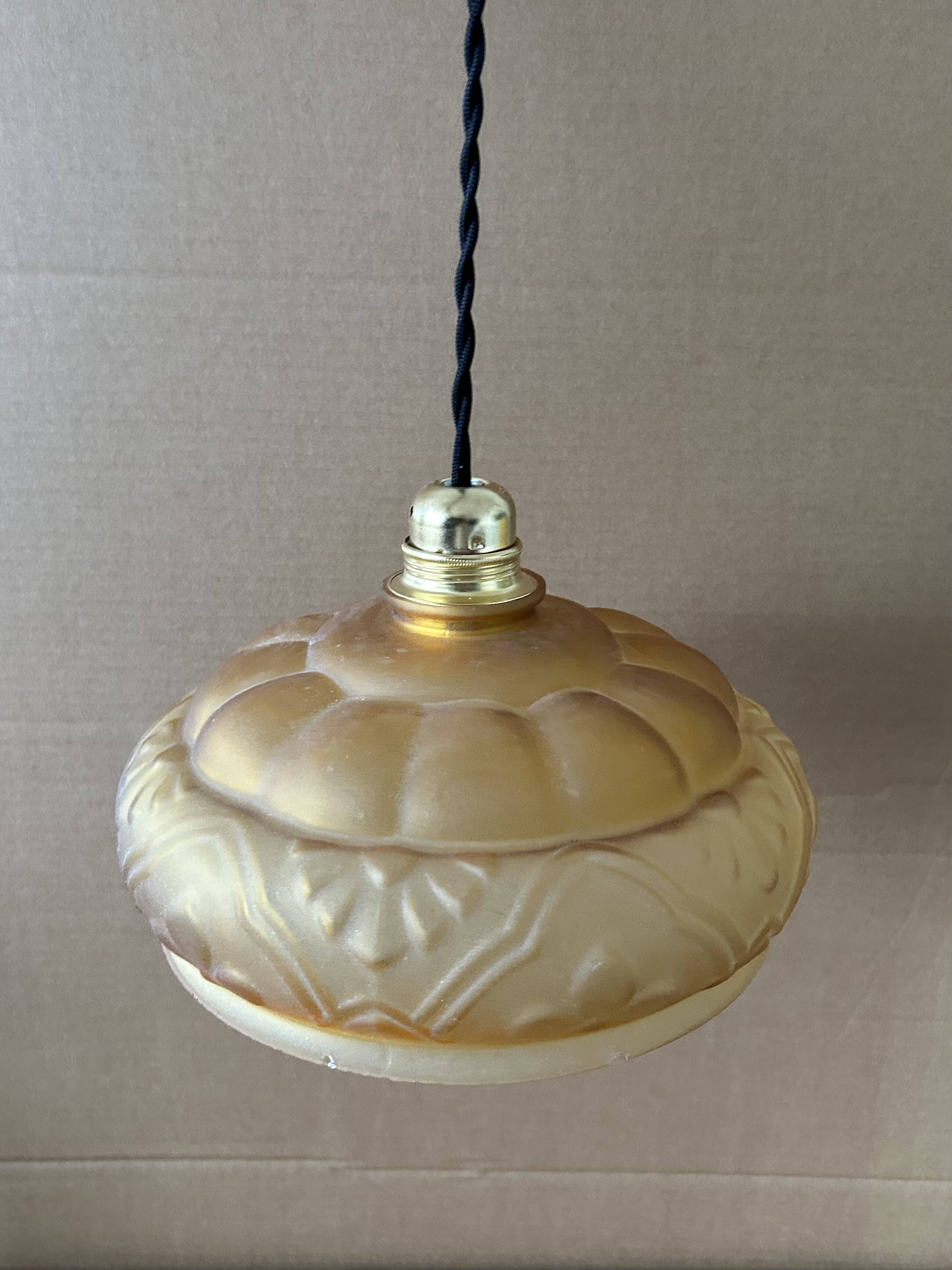 Suspension en verre ambrée ancienne