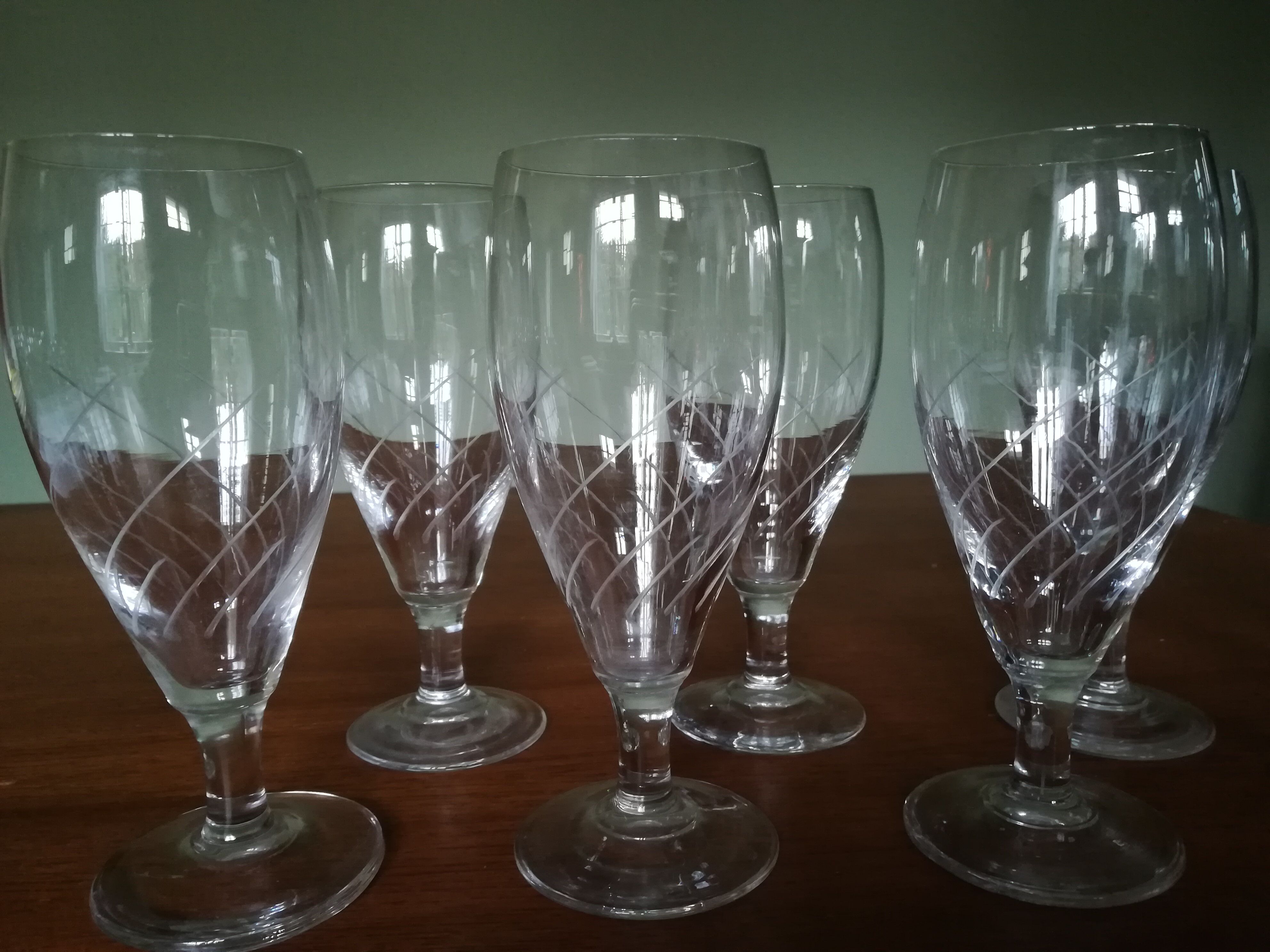 Eight champagne flutes in engraved glass