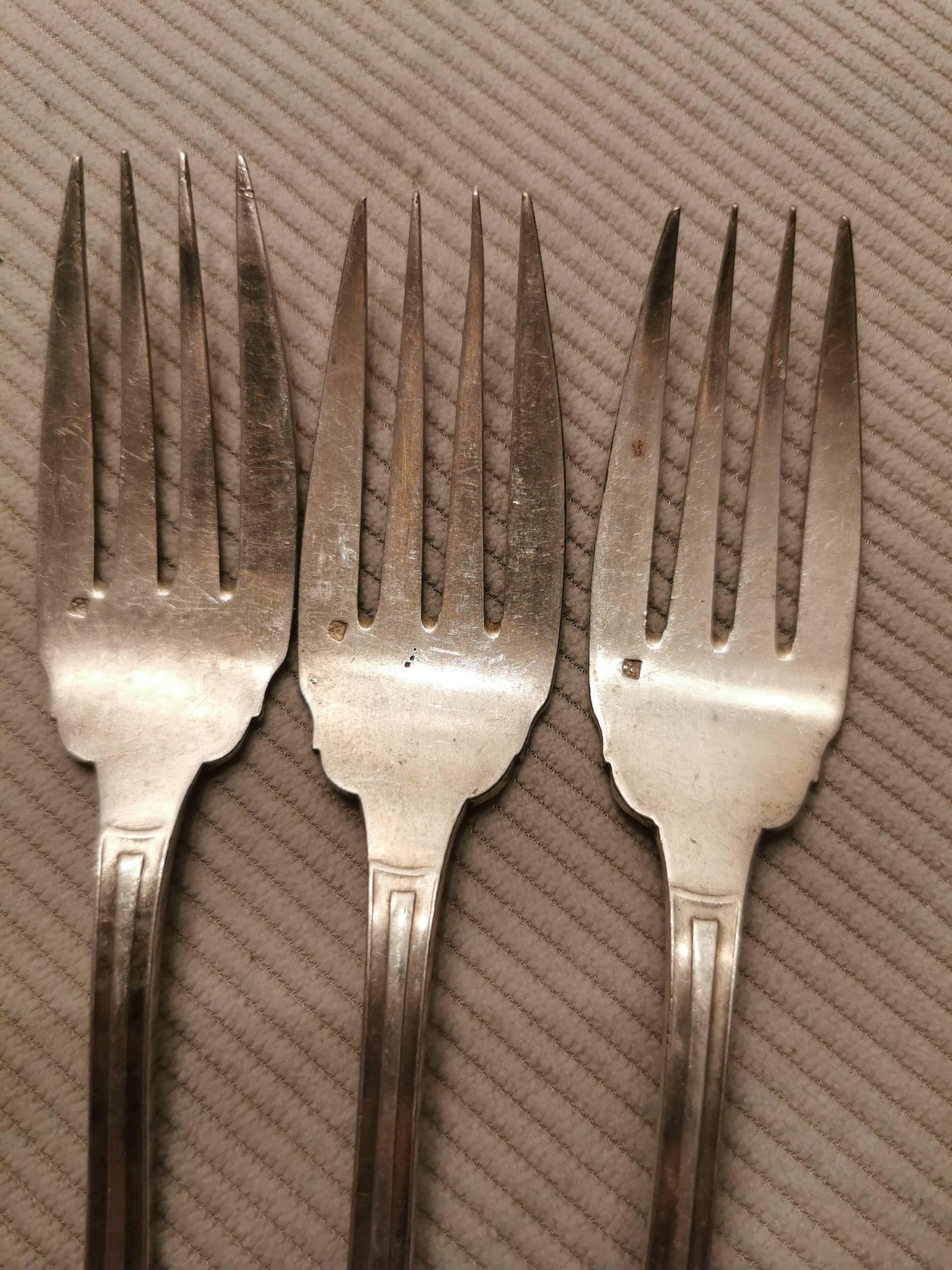 3 silver metal forks